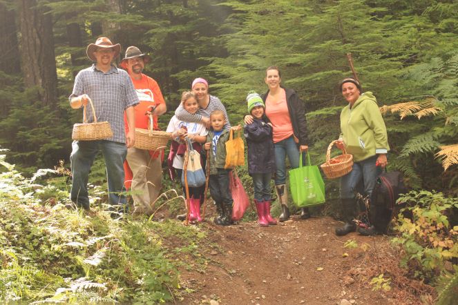 group-photo-at-nf-012-trailhead